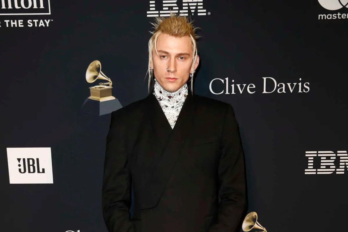 Machine Gun Kelly teria mensagens "comprometedoras" no telemóvel