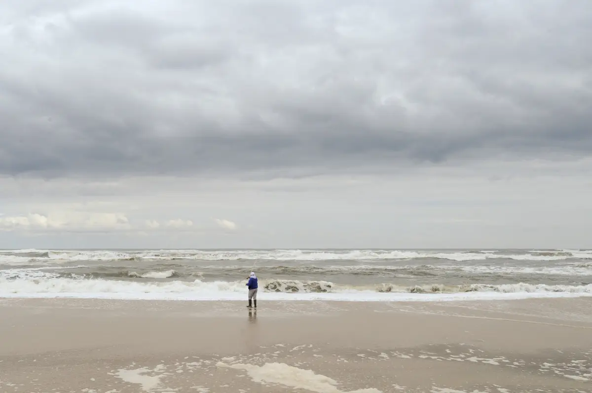 O homem praticava pesca desportiva