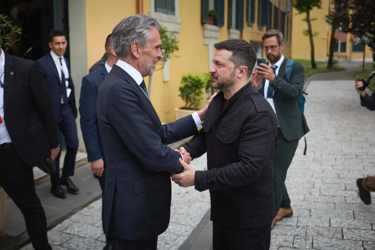 O presidente ucraniano Volodymyr Zelensky a cumprimentar o primeiro-ministro dos Países Baixos