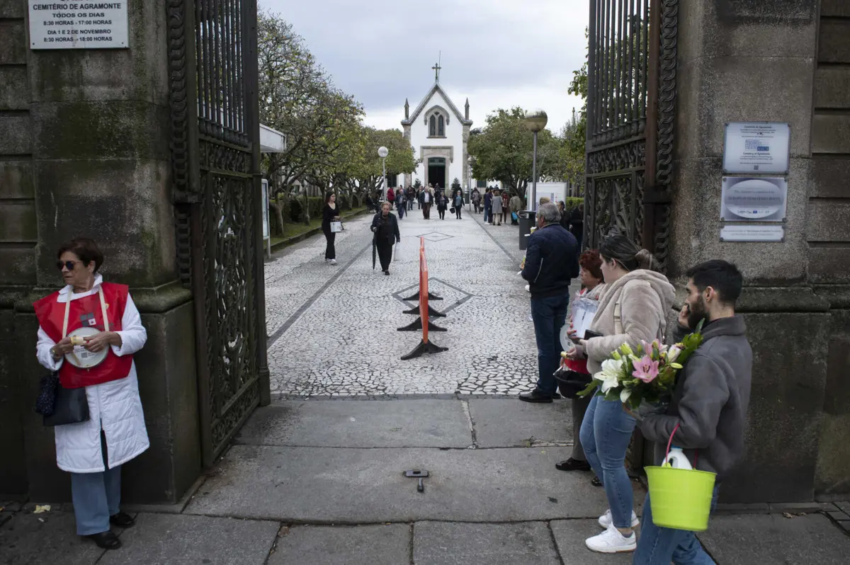 Cemitérios do Porto encheram no dia em que, por tardição, se recordam os fiéis defuntos