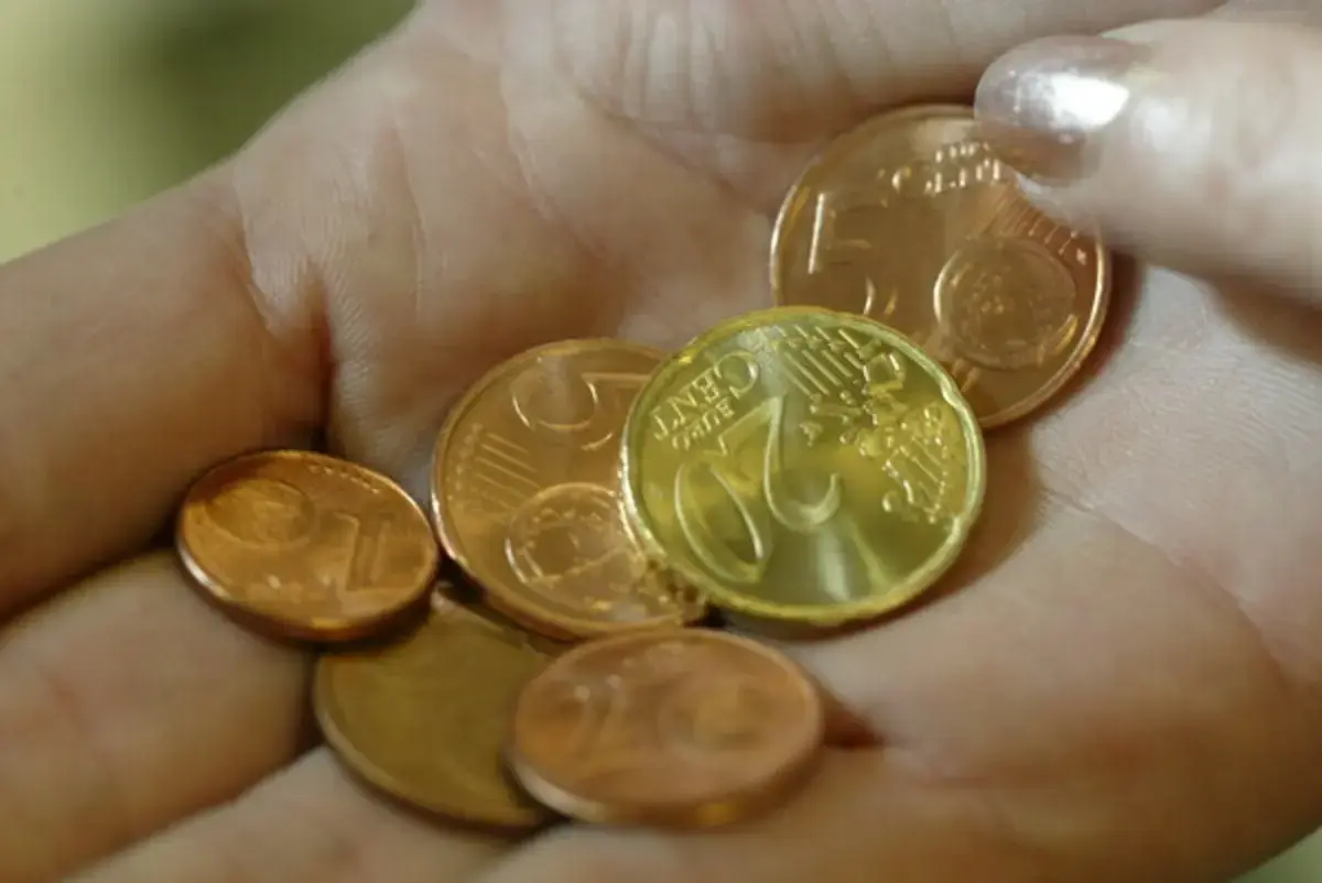 Os homens foram apanhados pela PSP quando fugiam com os artigos furtados num caixote do lixo