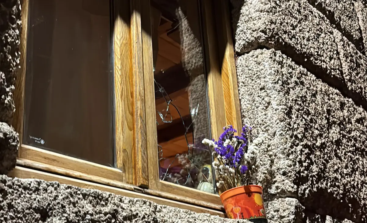 Jovem causou vários estragos no restaurante antes de regressar com gasolina para provocar um incêndio