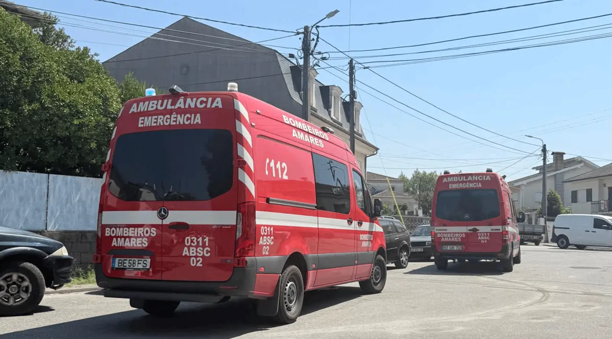 Bombeiros junto à casa onde a mulher foi encontrada morta