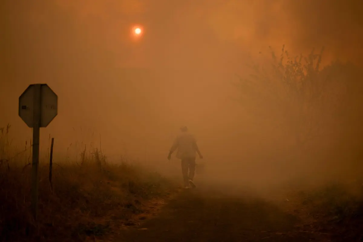 Na segunda-feira à tarde, o fogo atravessou a fronteira por Vilar de Perdizes onde também colocou a aldeia em risco