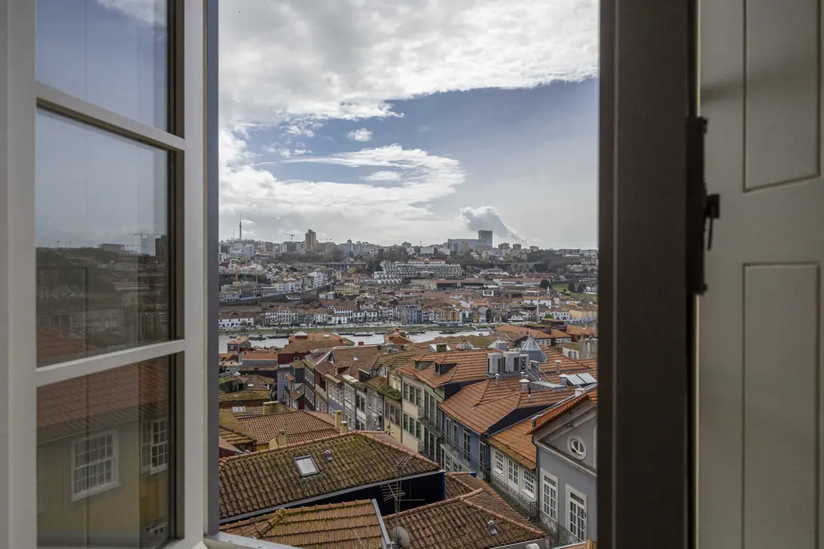 A cidade mais cara para arrendar quarto continua, sem surpresas, a ser Lisboa: 599 euros por mês. No Porto, o preço médio é de 425 euros mensais