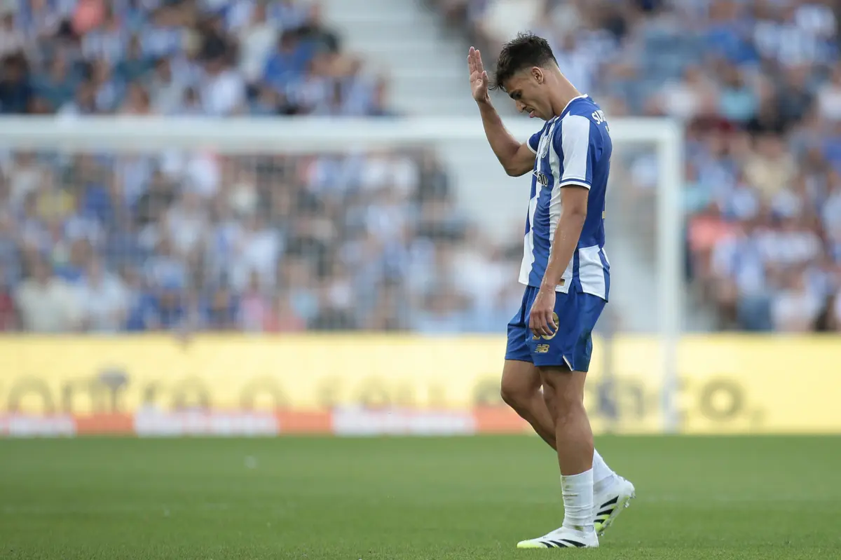 Médio espanhol saiu debaixo de aplausos dos adeptos