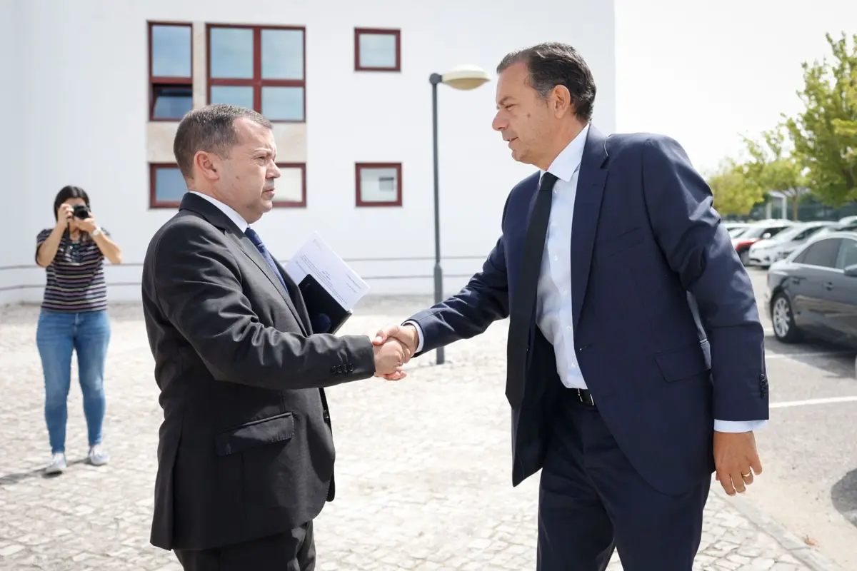 O primeiro-ministro, Luís Montenegro, com o secretário de Estado da Proteção Civil, Rui Rocha