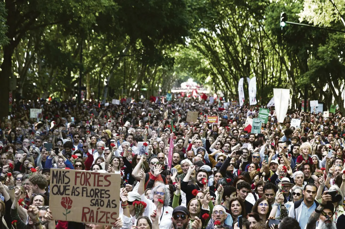 Marcha da Revolução dos Cravos é uma das mais participadas pelos portugueses