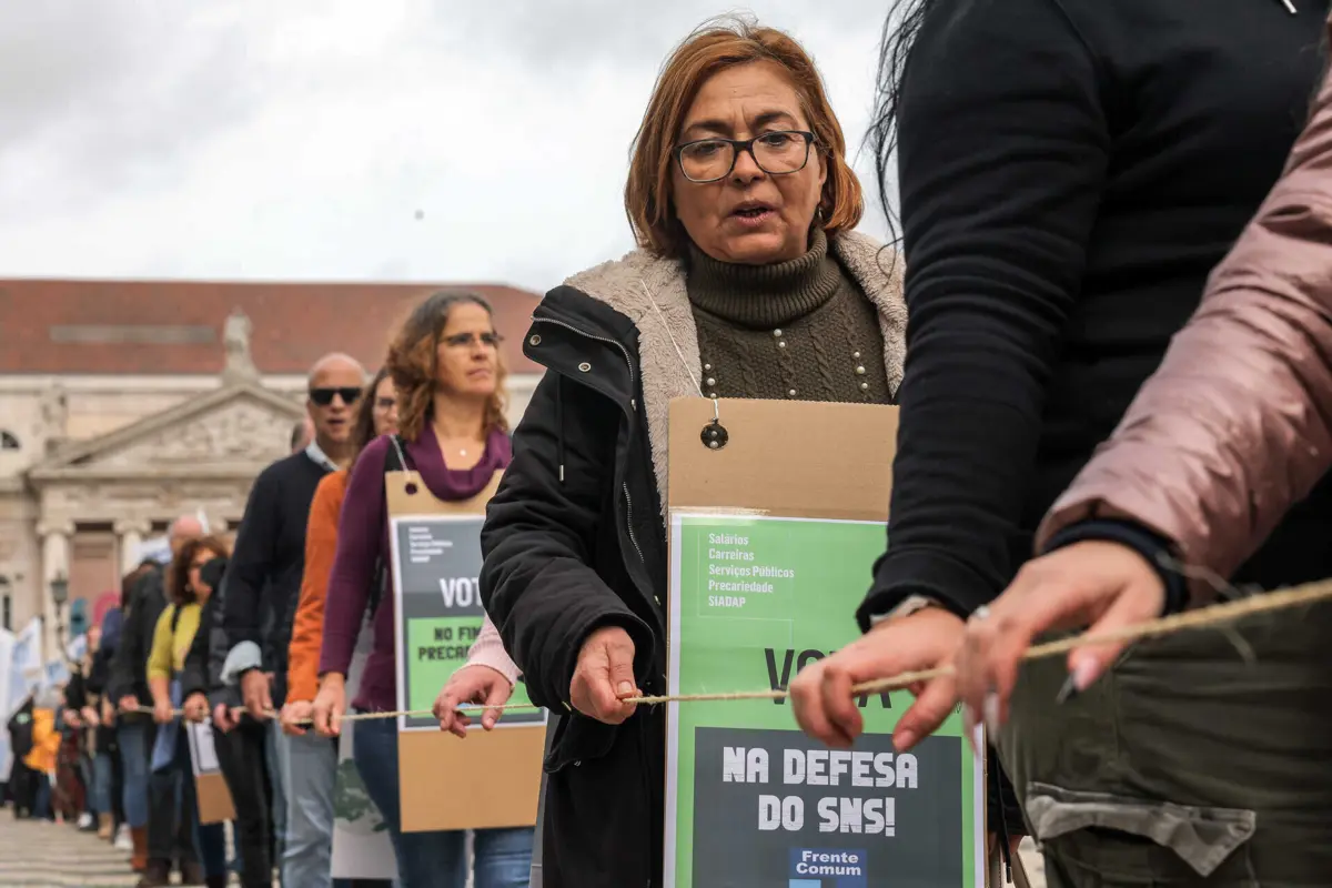 Trabalhadores concentraram-se no Rossio e dirigiram-se depois a pé em cordão humano até ao Terreiro do Paço