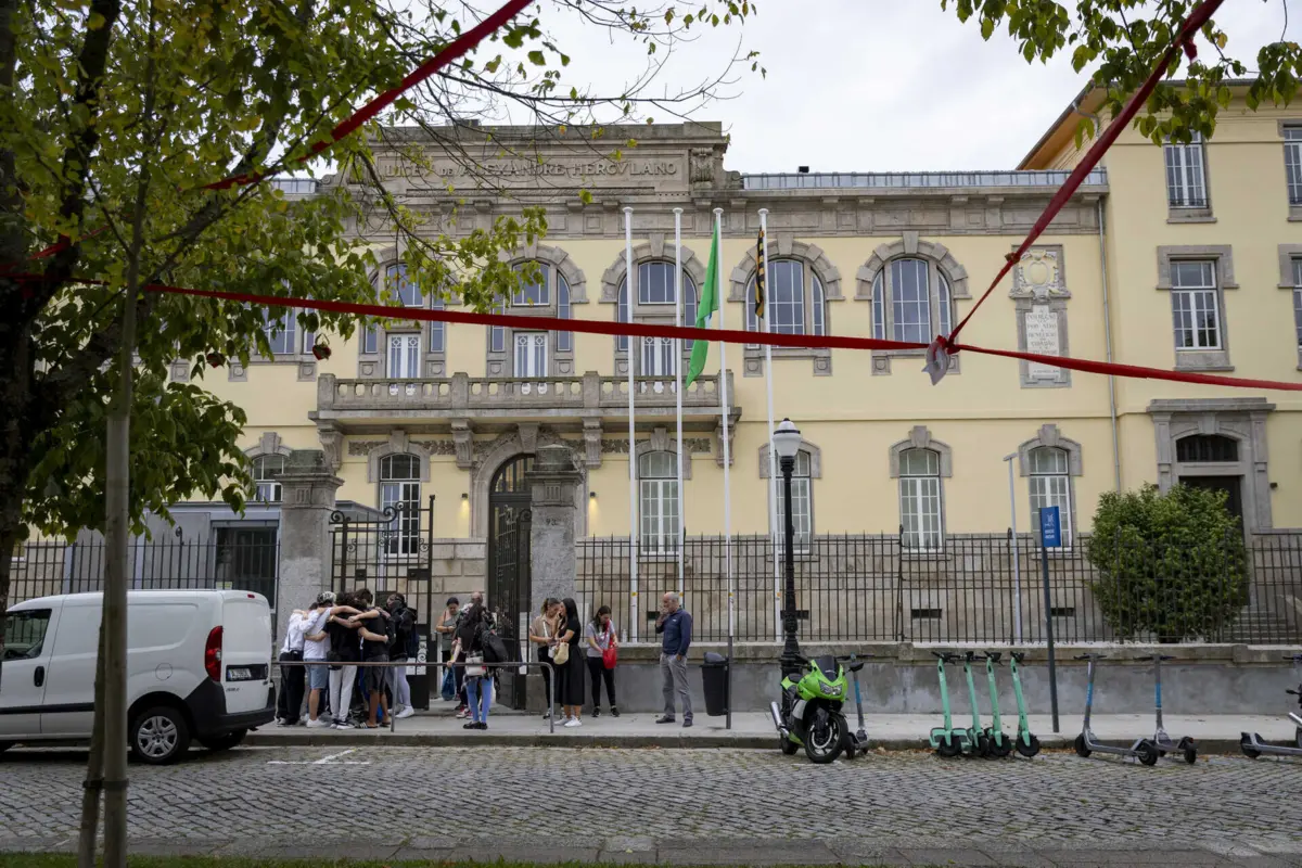 Alunos, professores e encarregados de educação da Escola Secundária Alexandre Herculano incrédulos com a notícia da morte de Fábio