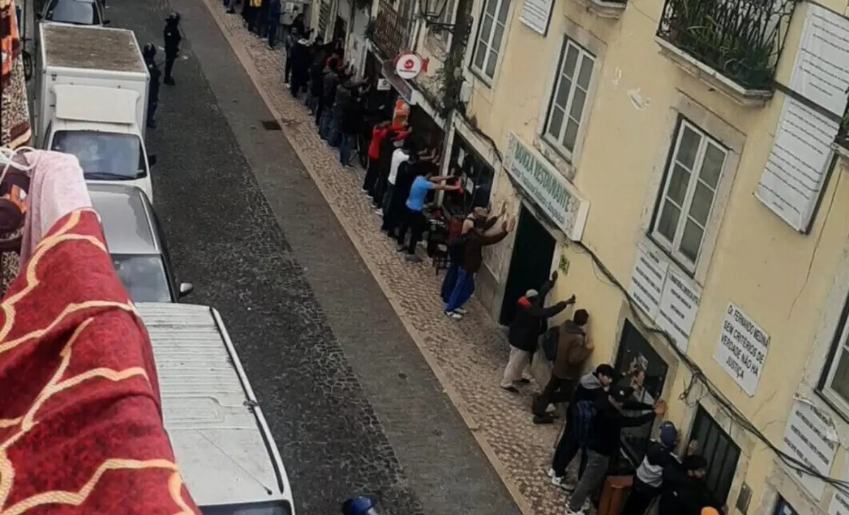 Operação da PSP ficou marcada pela imagem de dezenas de migrantes encostados à parede