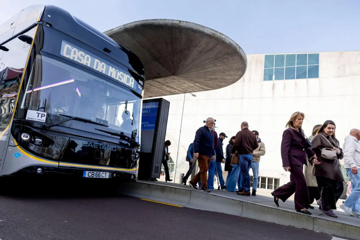 O primeiro dia de funcionamento do metrobus, entre a Casa da Música e a Praça do Império, teve muita adesão