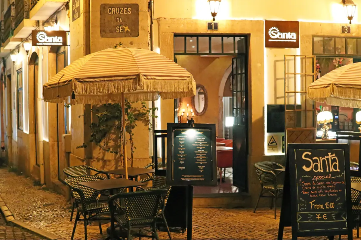 O restaurante e bar está aberto entre almoço e jantar.