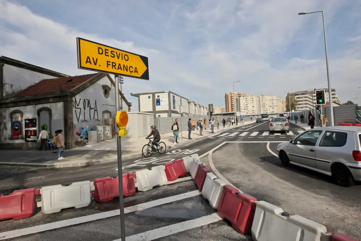 Será resposta a circulação pedonal no lado nascente e a circulação viária no sentido sul/norte e do arruamento