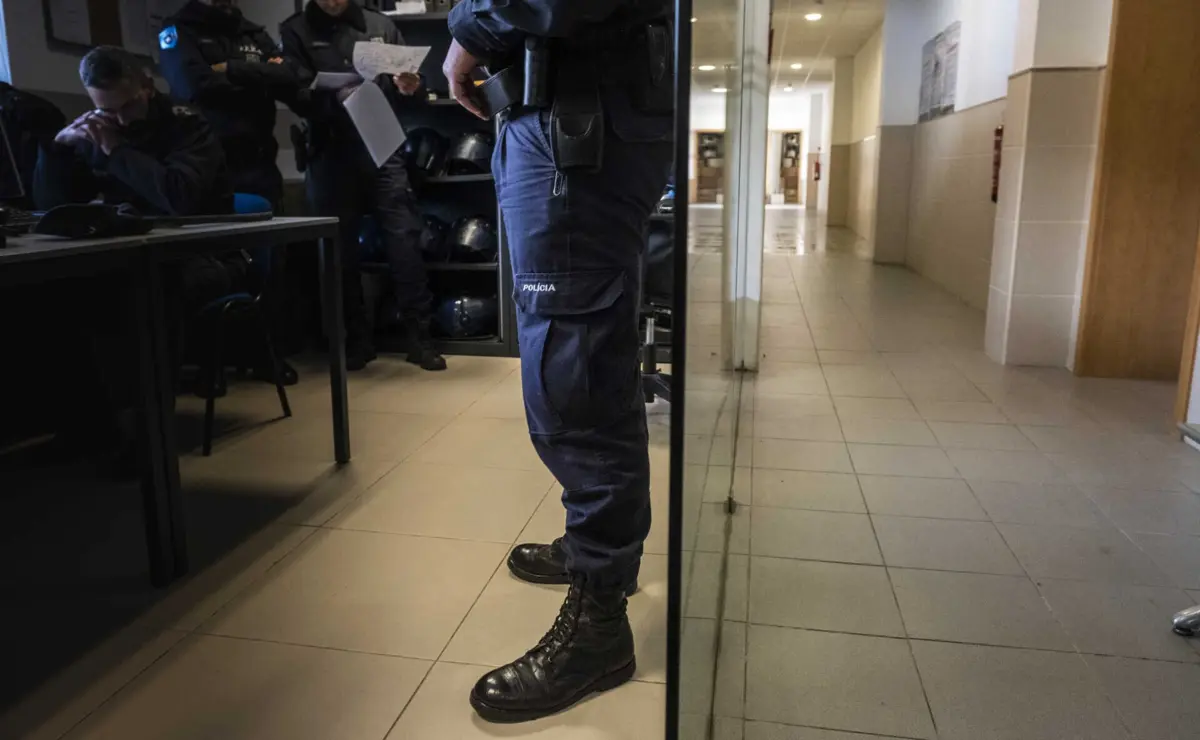 Sanção disciplinar aplicada ao polícia foi suspensa na sua execução por, entre outros motivos, não ter antecedentes disciplinares