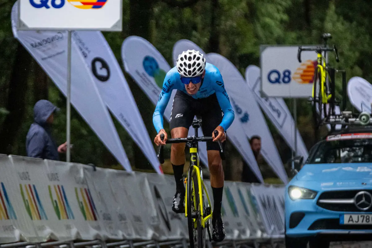 António Carvalho puxou dos galões na subida ao santuário da Nossa Senhora da Assunção, vencendo a etapa e vestindo a amarela