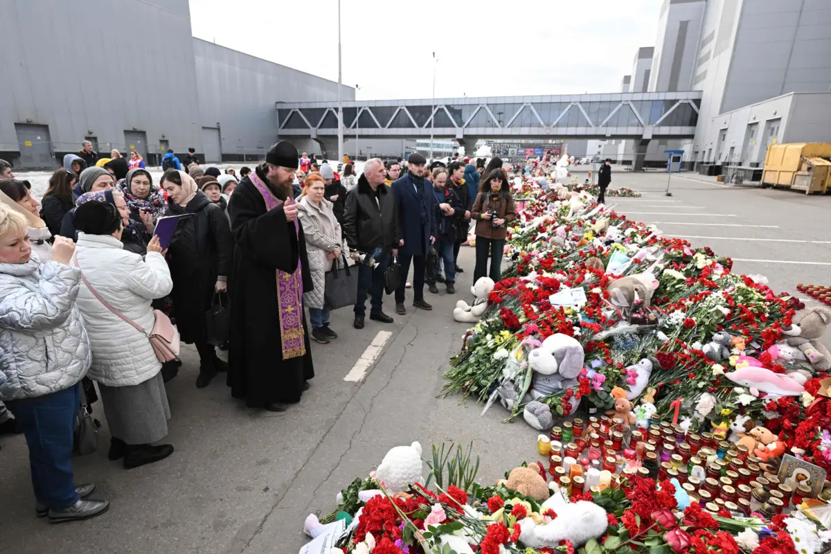 Padre ortodoxo lidera serviço religioso junto ao local do ataque, na capital russa