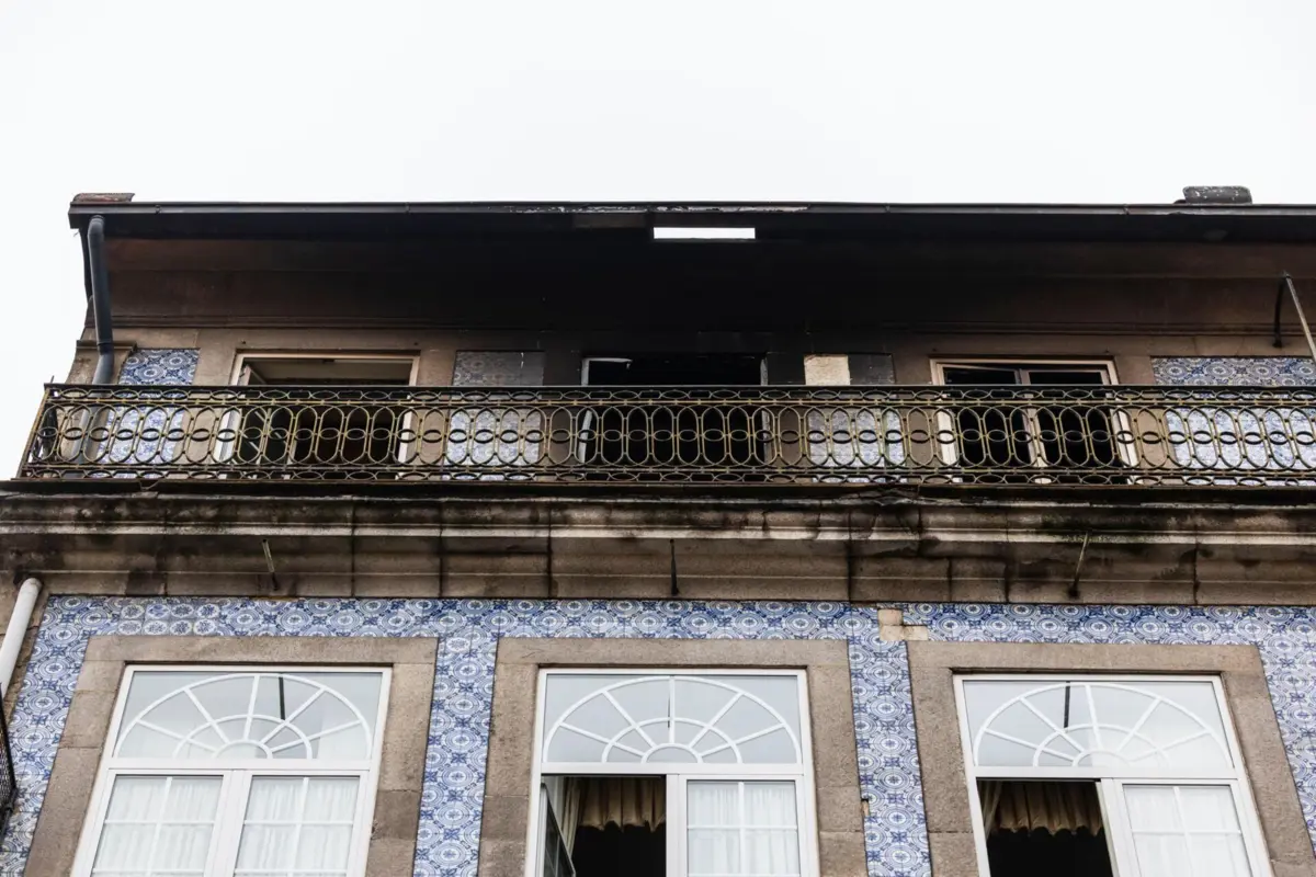 O incêndio deflagrou no último piso do edifício