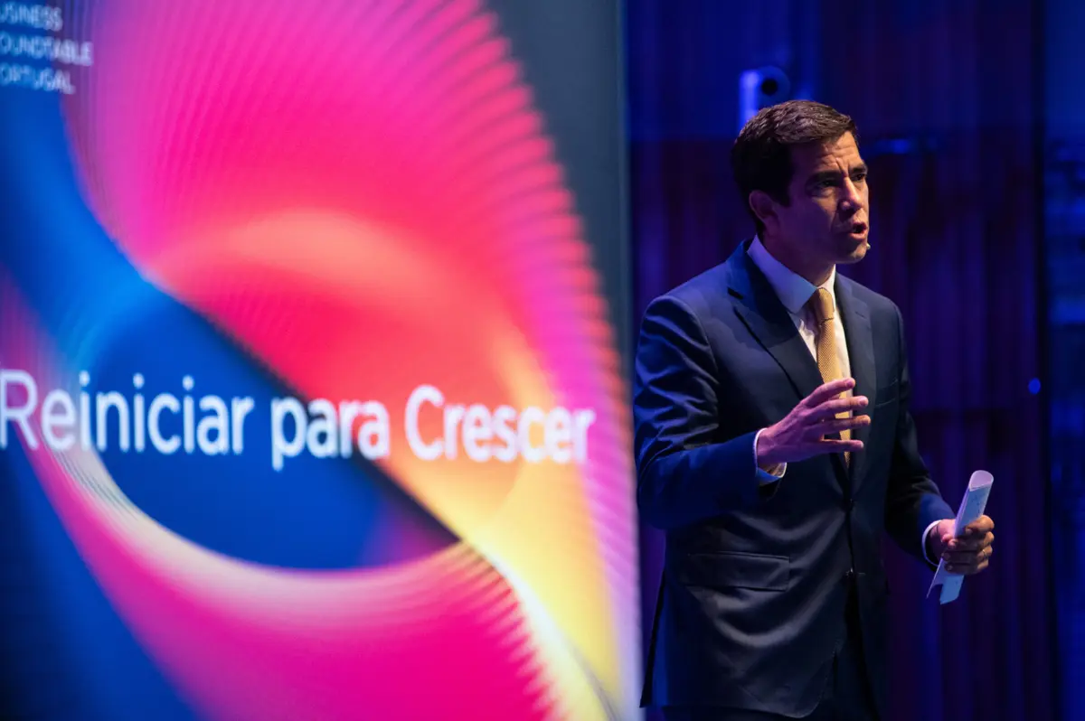 Governante esteve numa conferência sobre desenvolvimento económico e social