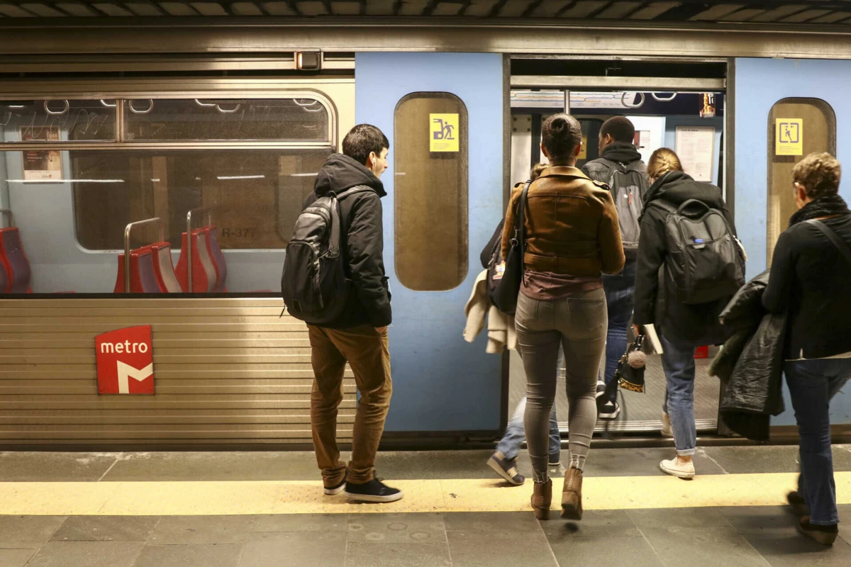 A linha Azul liga as estações de Santa Apolónia, em Lisboa, e da Reboleira, na Amadora