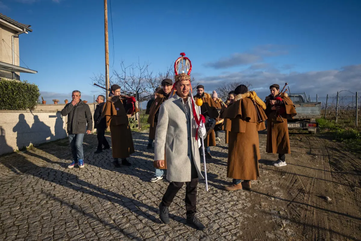 A acompanhar o Rei da festa já não se viam crianças de cigarro na boca