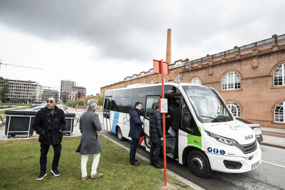 Autocarros têm capacidade para 24 lugares e, dadas as reduzidas dimensões, podem circular em zonas mais estreitas da cidade
