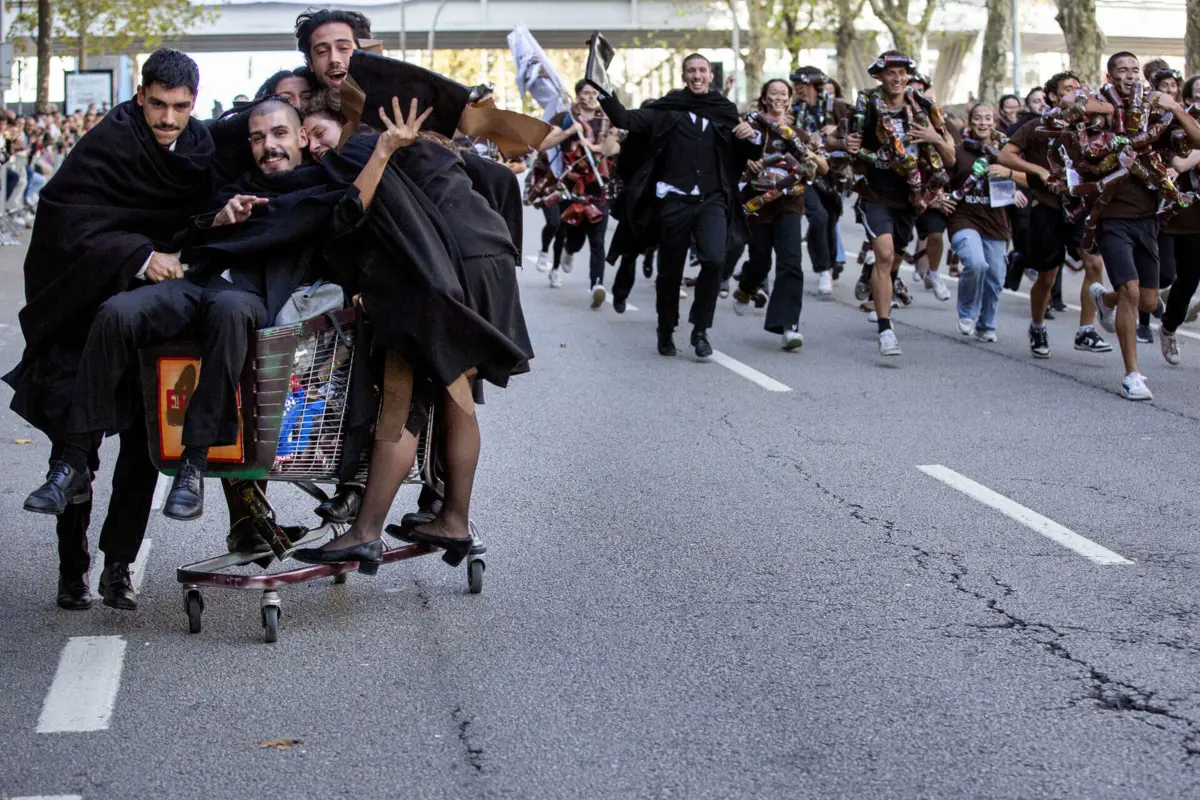 Caloiros, doutores e famílias em festa nas ruas da Baixa do Porto