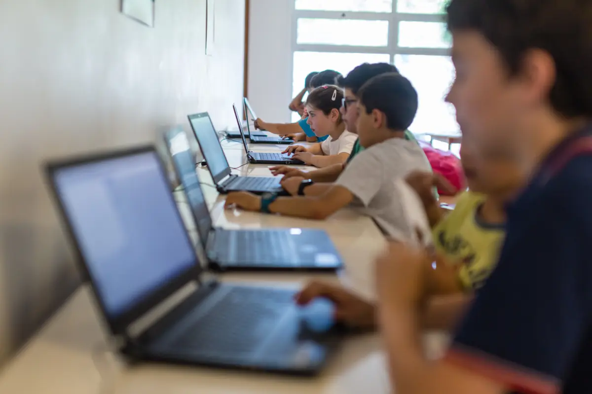 Internet nas escolas tem sinal fraco e, quando falha, demora a reiniciar, denunciam diretores e pais