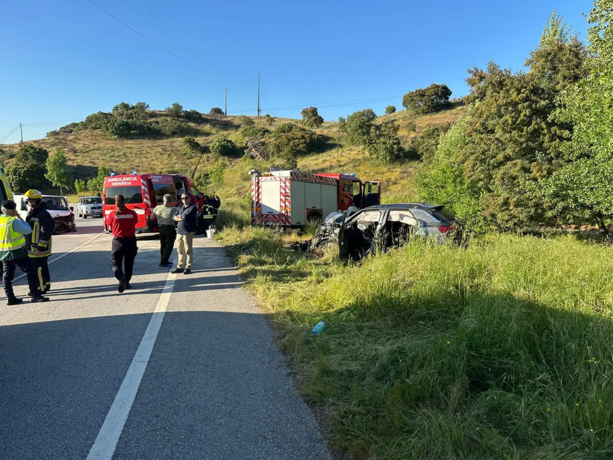 Ambas as viaturas ficaram danificadas