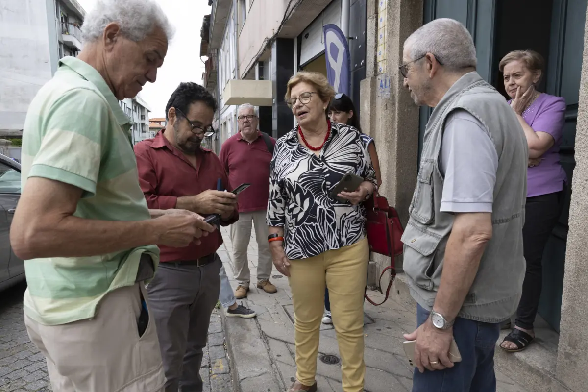 Vereadora com os moradores queixosos da Rua dos Bragas, no Porto