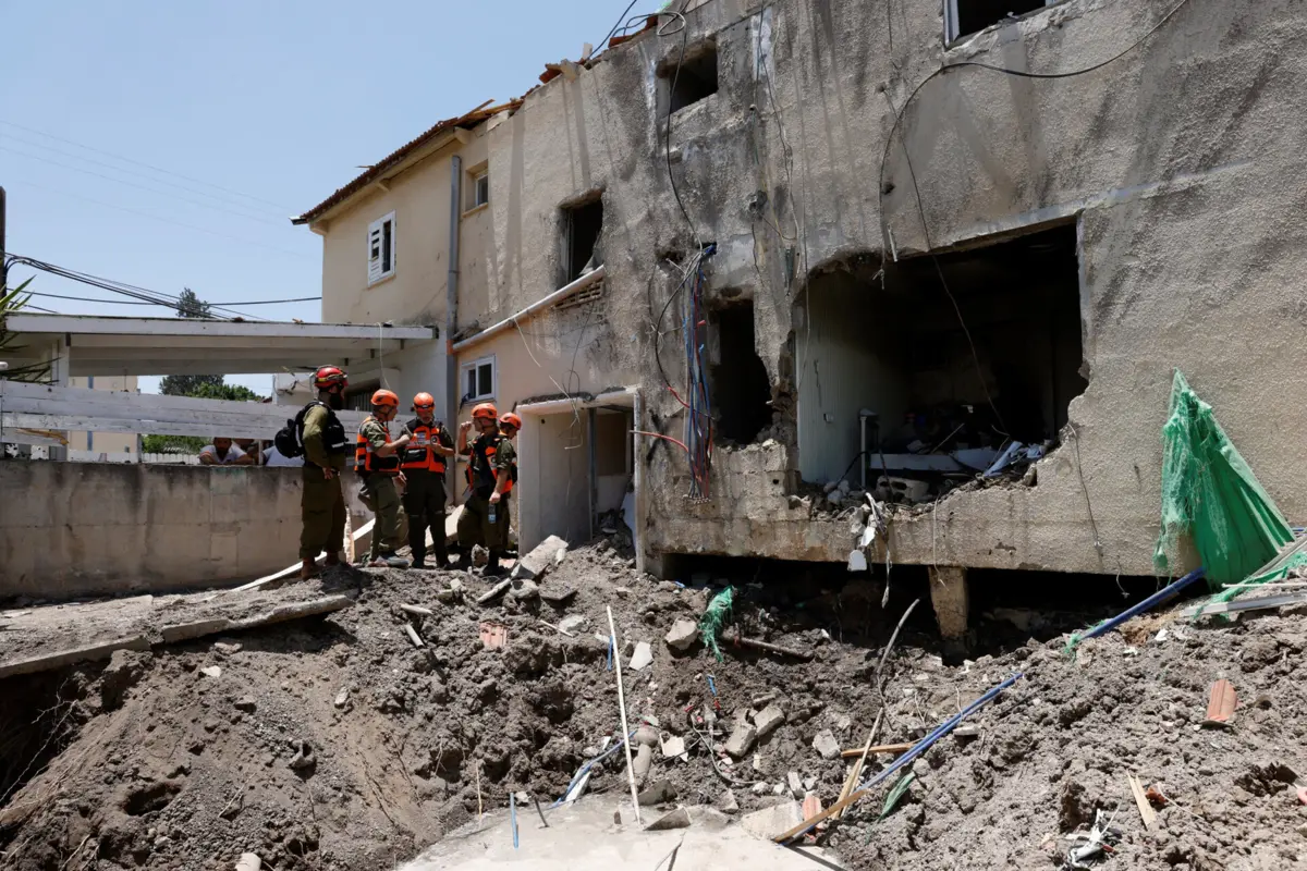 Edifício residencial em Beit She'an atingido por bombardeamento iraniano na manhã deste sábado.