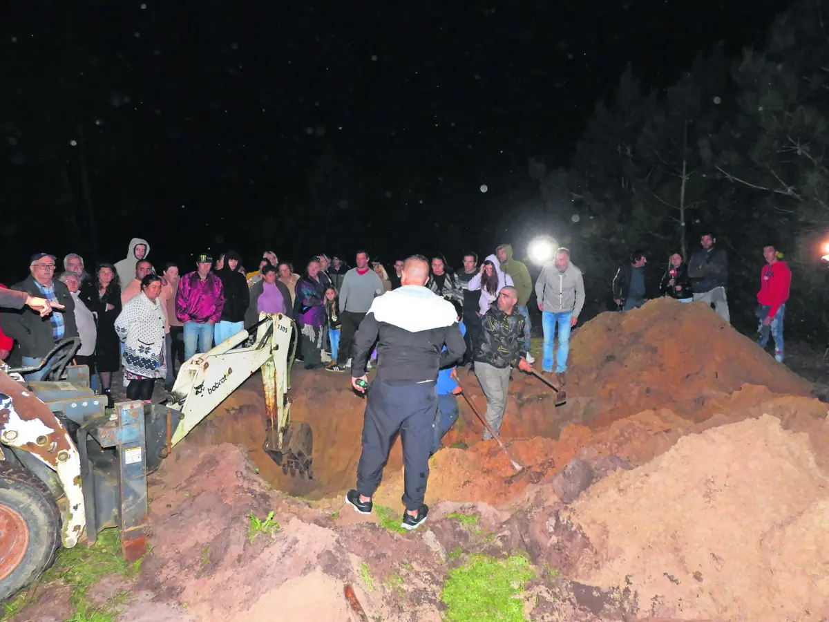 Família, amigos e populares têm-se juntado às autoridades nas buscas por Mónica, fazendo escavações em locais que consideram suspeitos