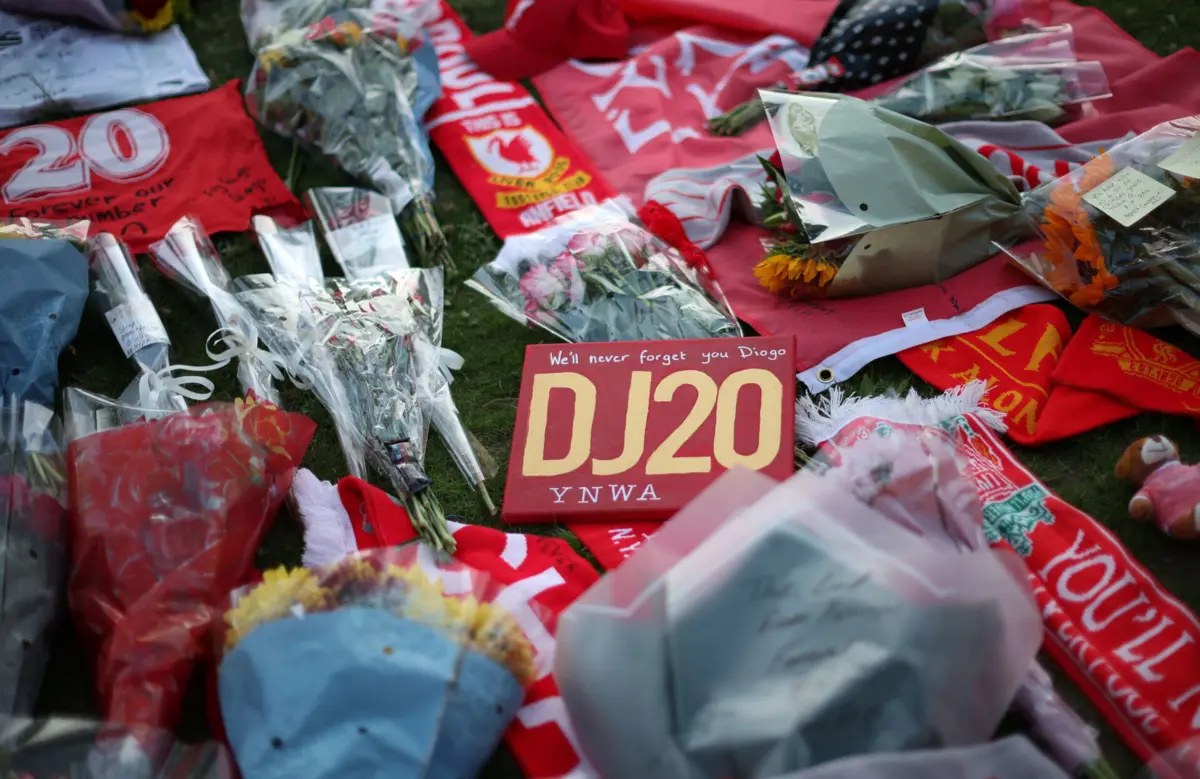 Adeptos têm depositado cachecóis e flores junto ao estádio do Liverpool
