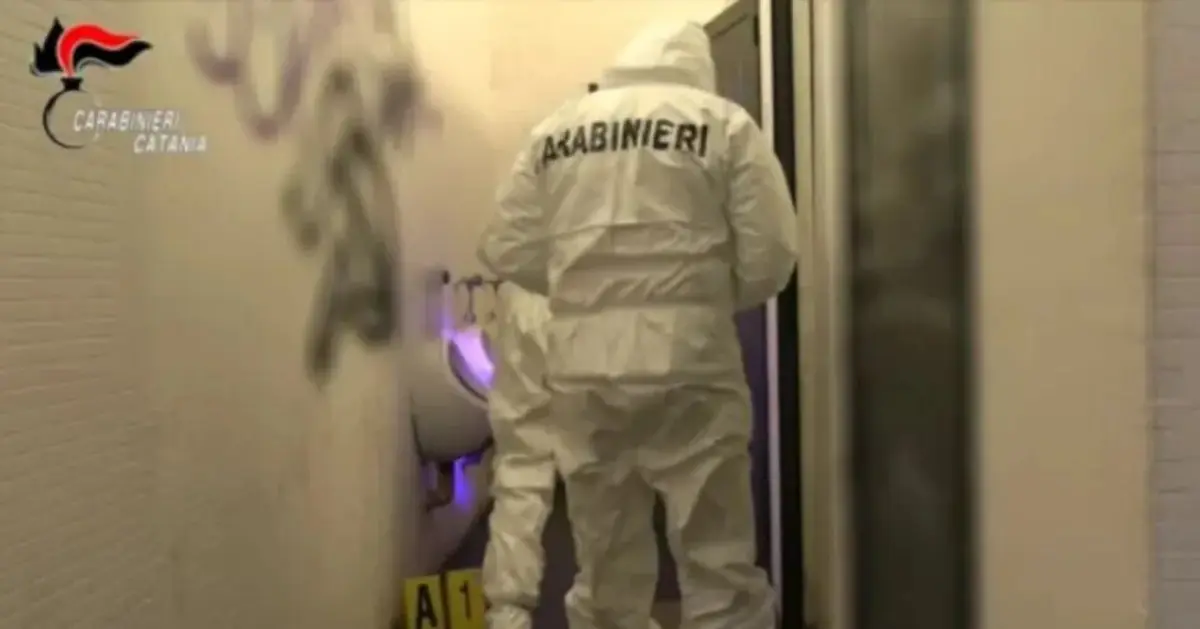 Namorado da vítima terá sido forçado a assistir a violação numa casa de banho pública