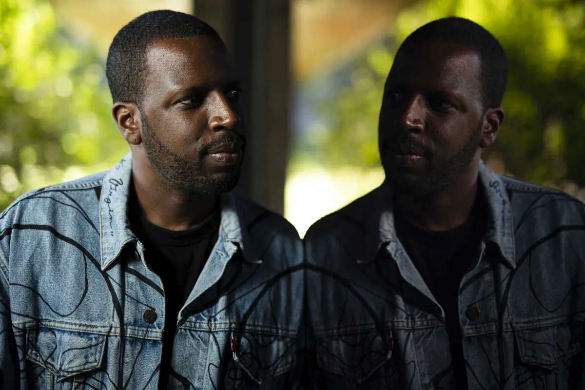 O músico Dino d'Santiago contribuiu para o documentário