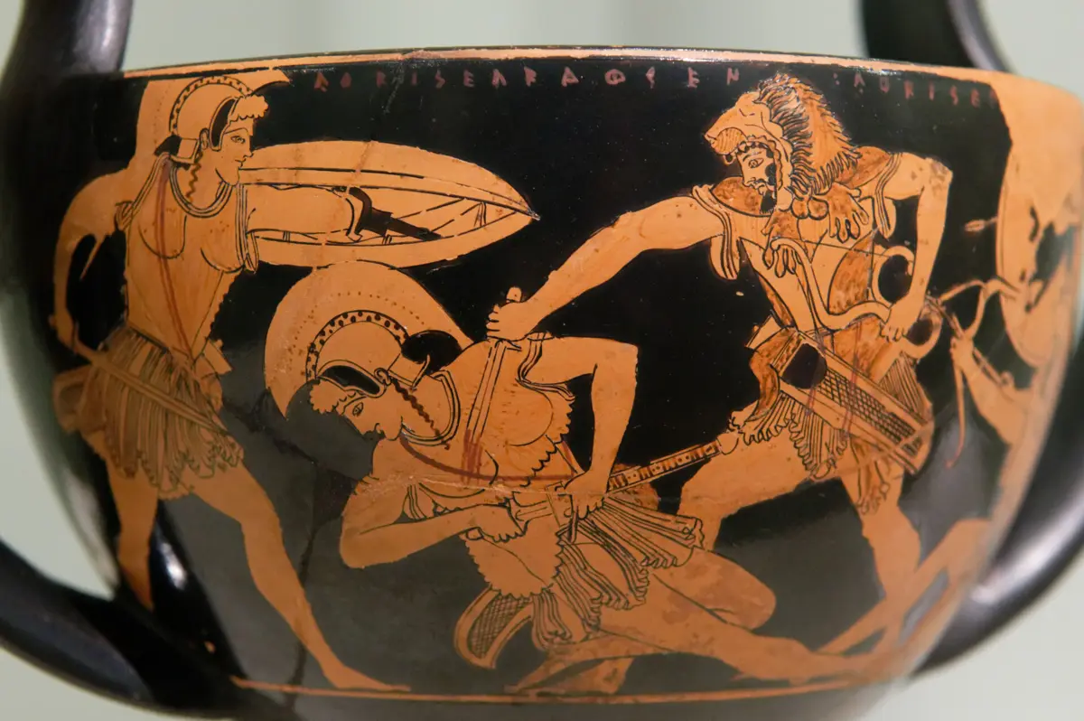 Guerra entre entre o deus grego Hércules e as amazonas numa peça de cerâmica antiga