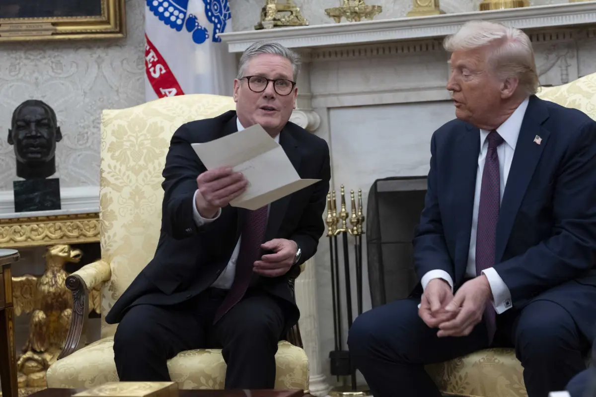 Keir Starmer entregou convite do rei Carlos III a Trump