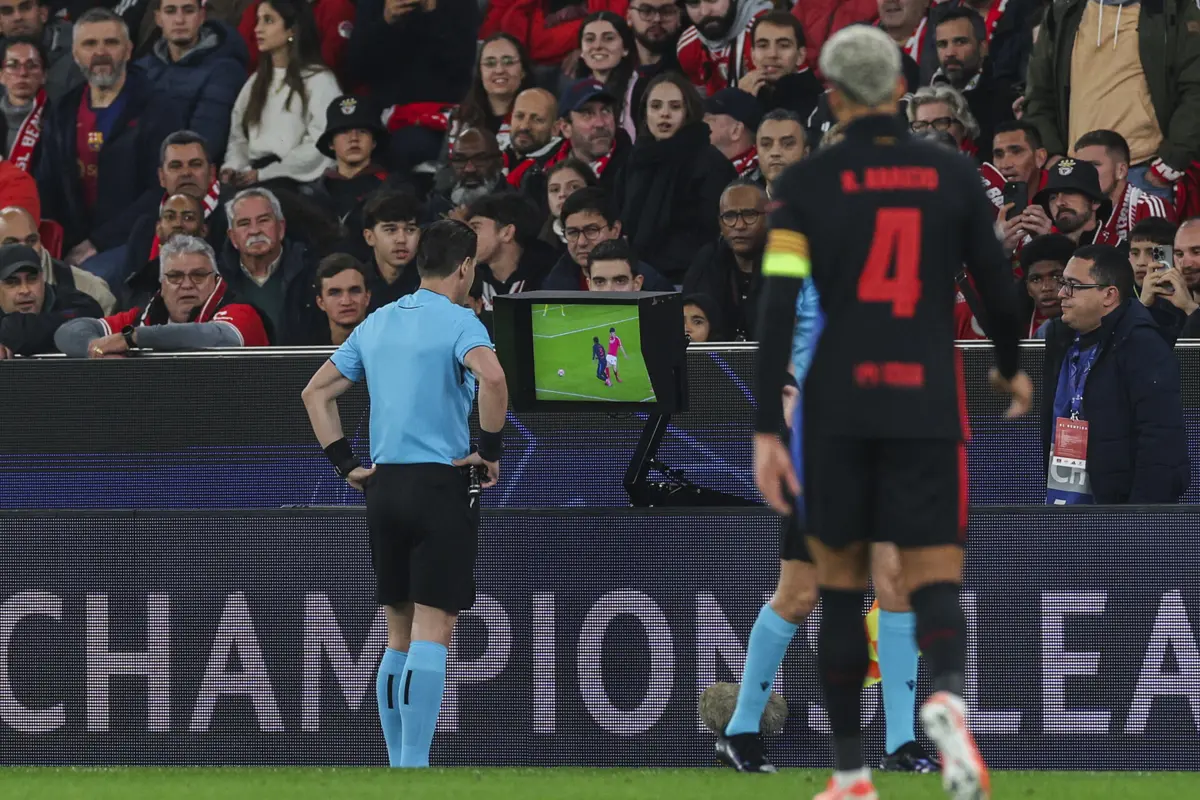 Trabalho do árbitro Danny Makkelie foi muito contestado pelo Benfica
