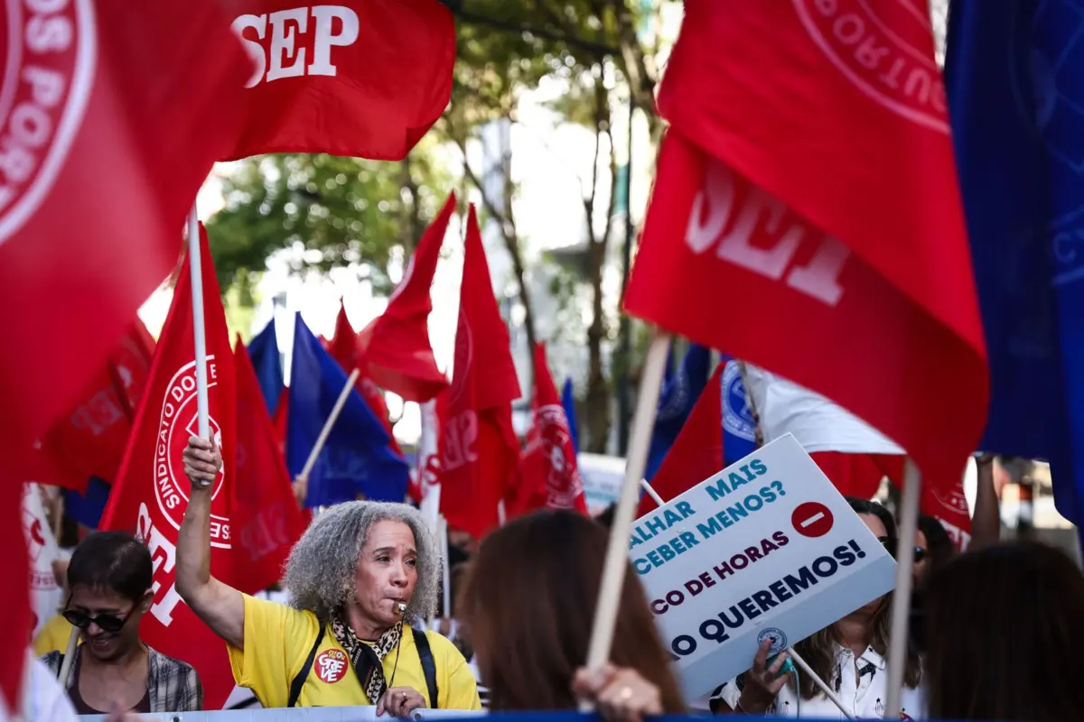 Várias centenas de enfermeiros concentraram-se hoje junto ao Ministério da Saúde
