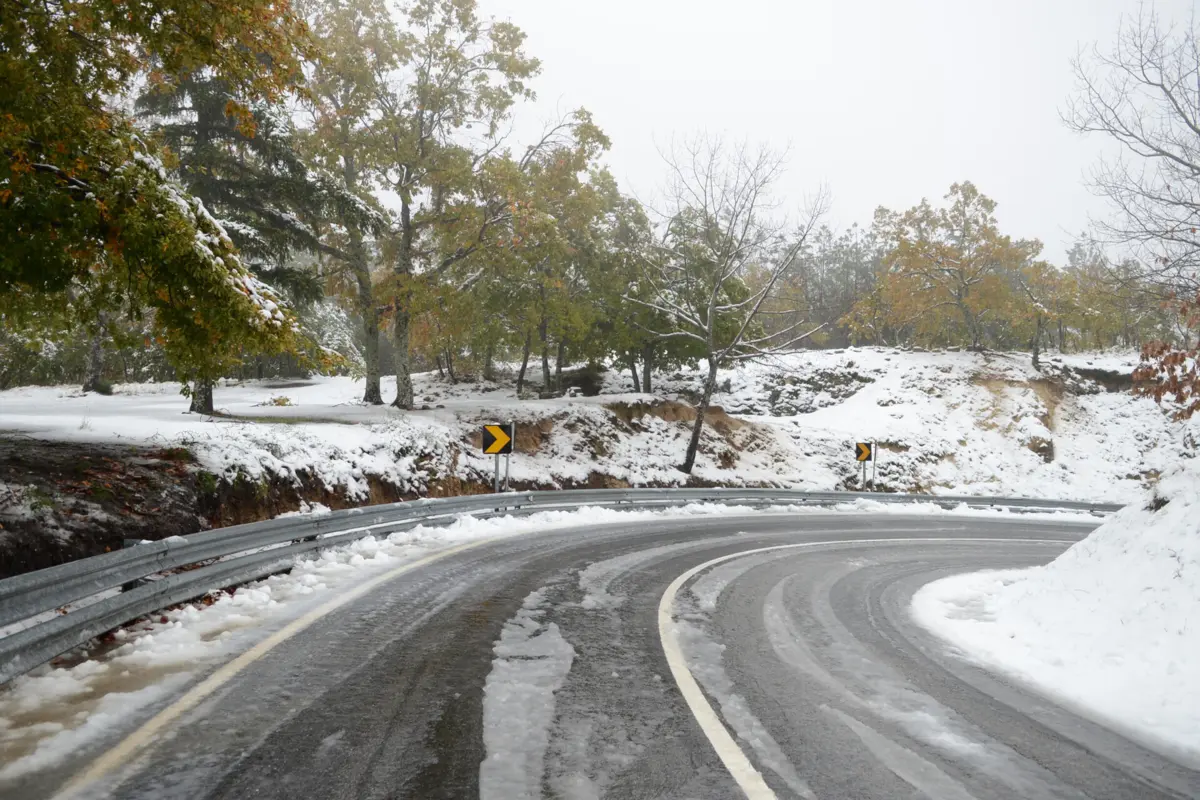 Os acessos ao maciço central da Serra da Estrela estavam cortados desde as 19.30 horas de sábado