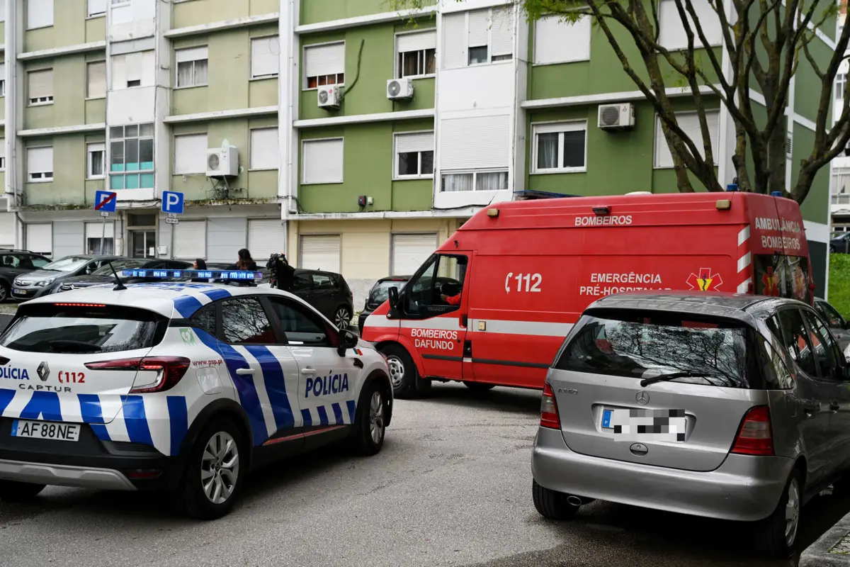 Na sua residência, em Benfica, o polícia atingiu mortalmente o homem