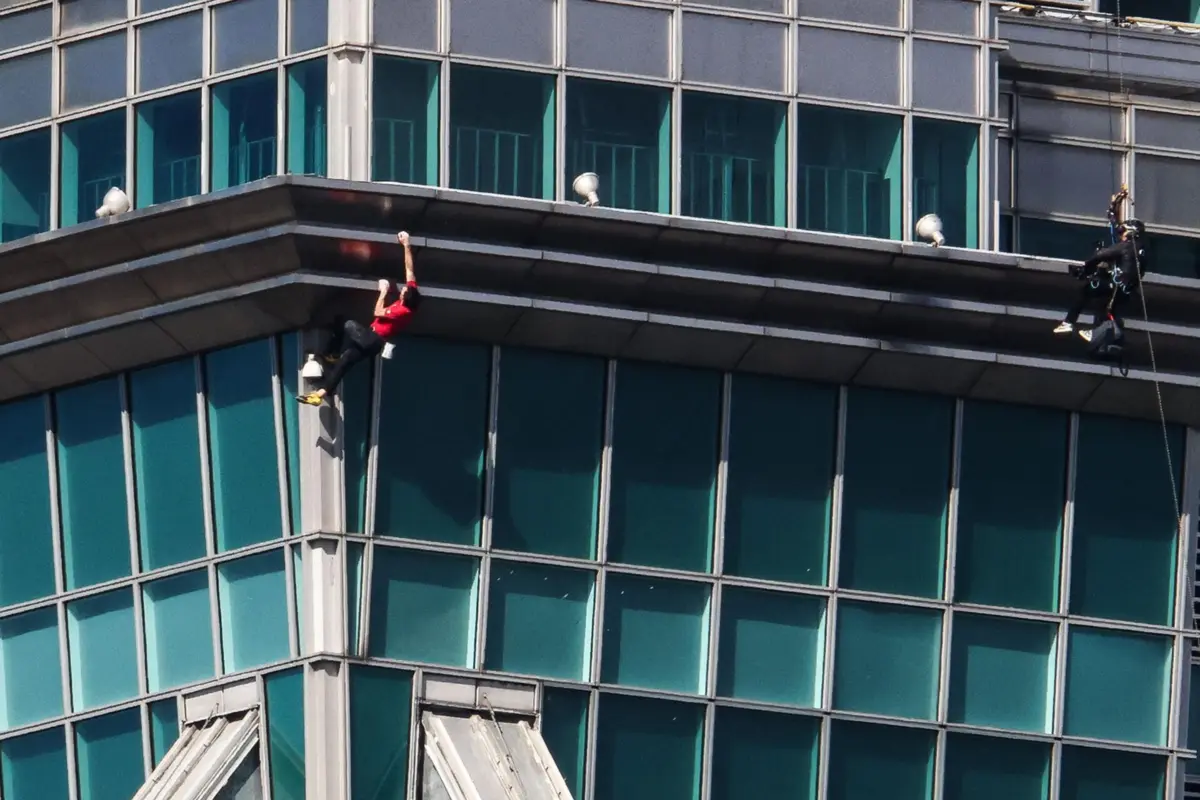 Imagem de contexto do artigo Norte-americano escala sem ajudas arranha-céus mais alto de Taiwan