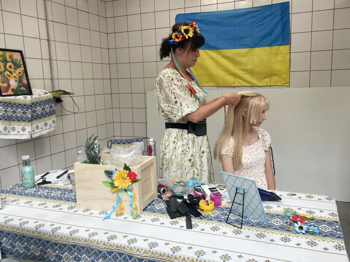 Lilia Dmytryshyna faz tranças no Mercado D. Pedro V em Coimbra