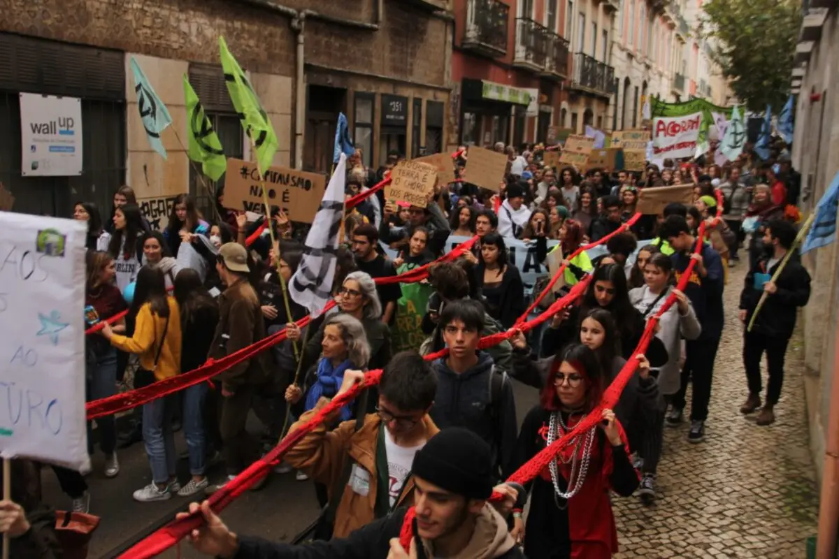 "Linhas vermelhas" têm estado presentes em algumas manifestações pelo clima