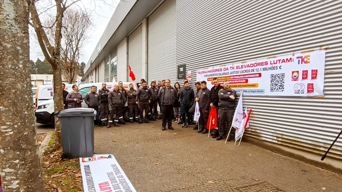 Trabalhadores concentram-se à porta das instalações da Maia