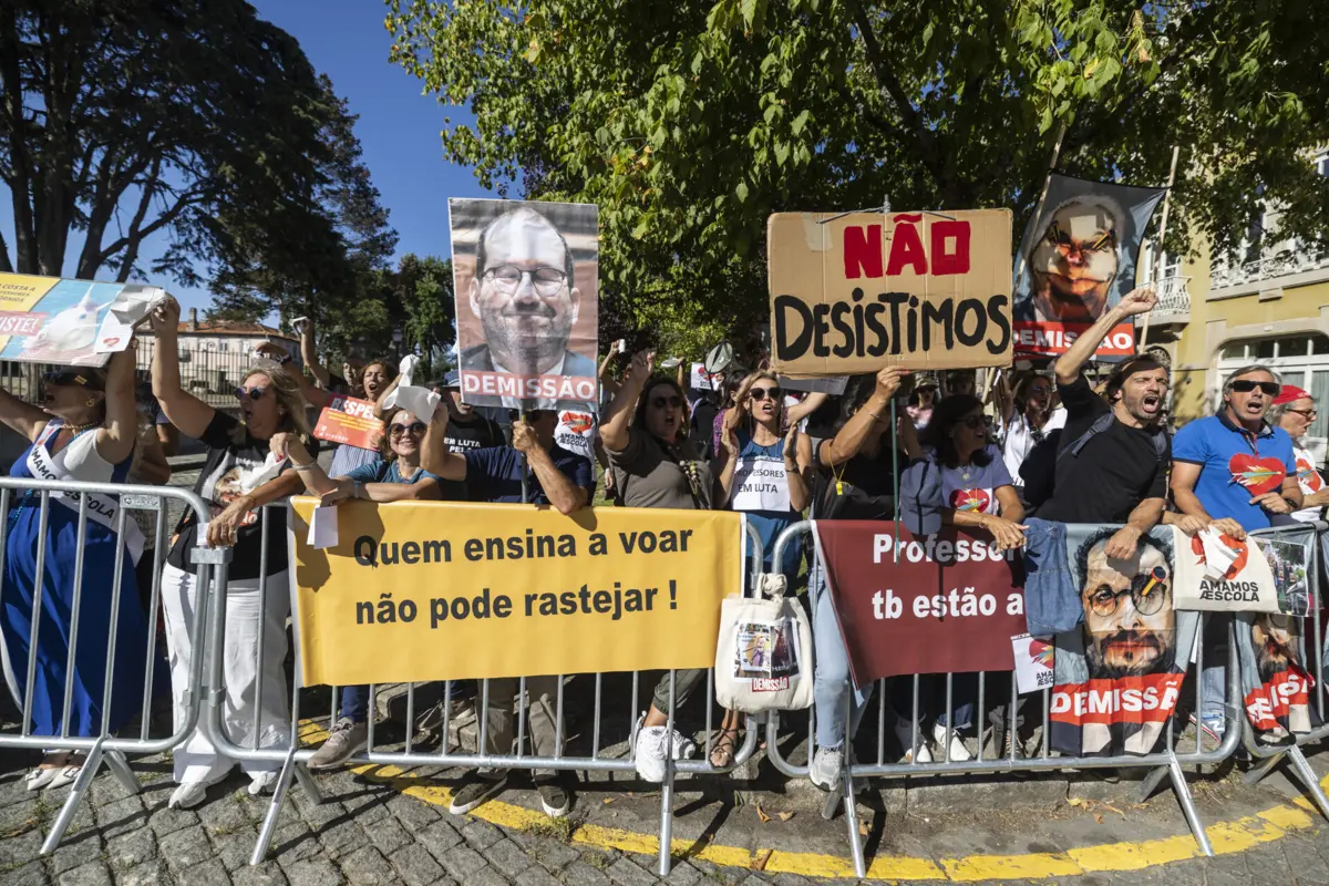 André Pestana, de punho levantado, esteve presente esta quarta-feira junto dos manifestantes no Porto