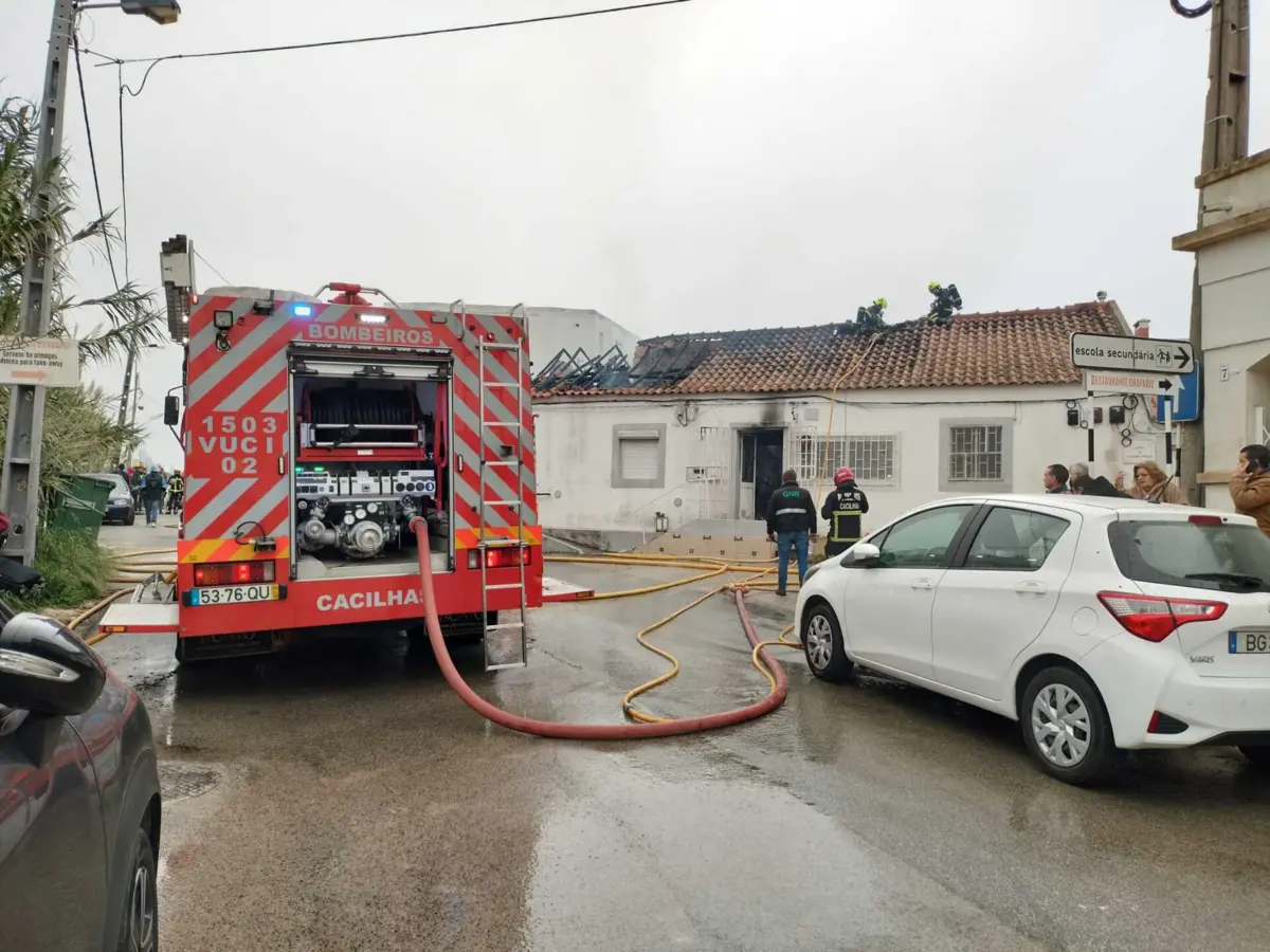 O incêndio alastrou a todas as assoalhadas e as chamas subiram para o sótão