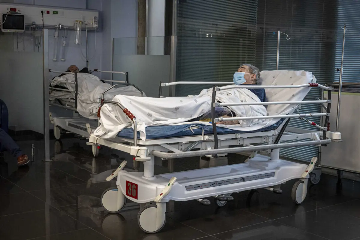 Quando o internamento está lotado, os doentes ficam na urgência à espera de vaga