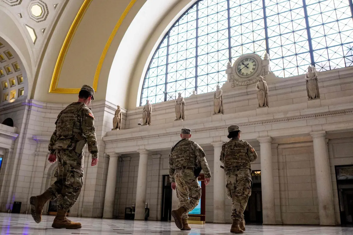 Nas últimas semanas, Trump aumentou o número de agentes federais e de imigração na capital do país