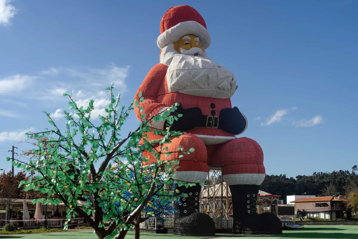 Pai Natal com 21 metros e 250 mil lâmpadas LED está colocado junto ao rio